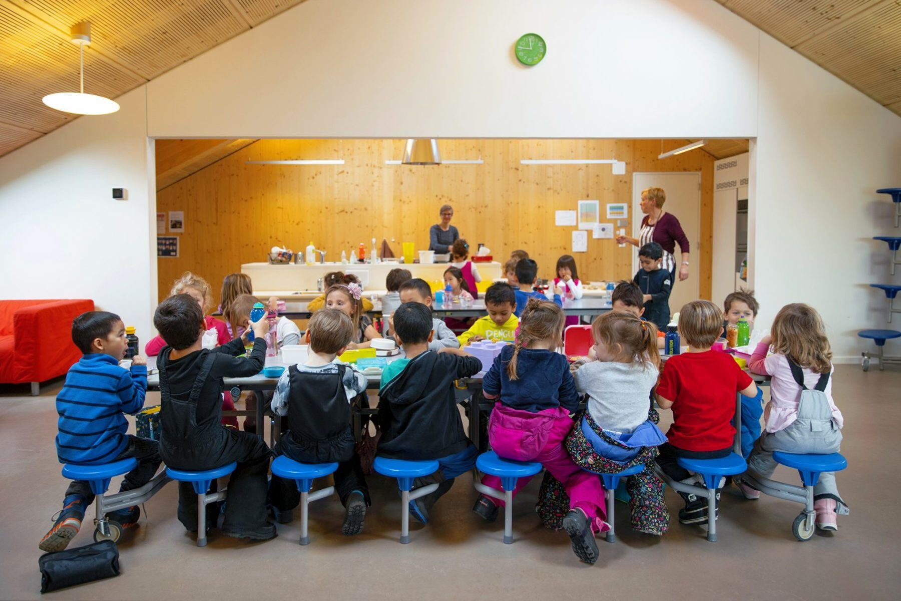 Enfants qui mangent à la cafétéria