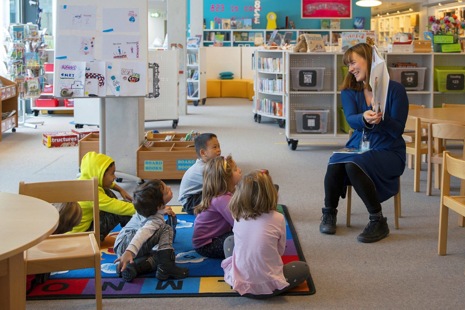 Lecture à la librairie